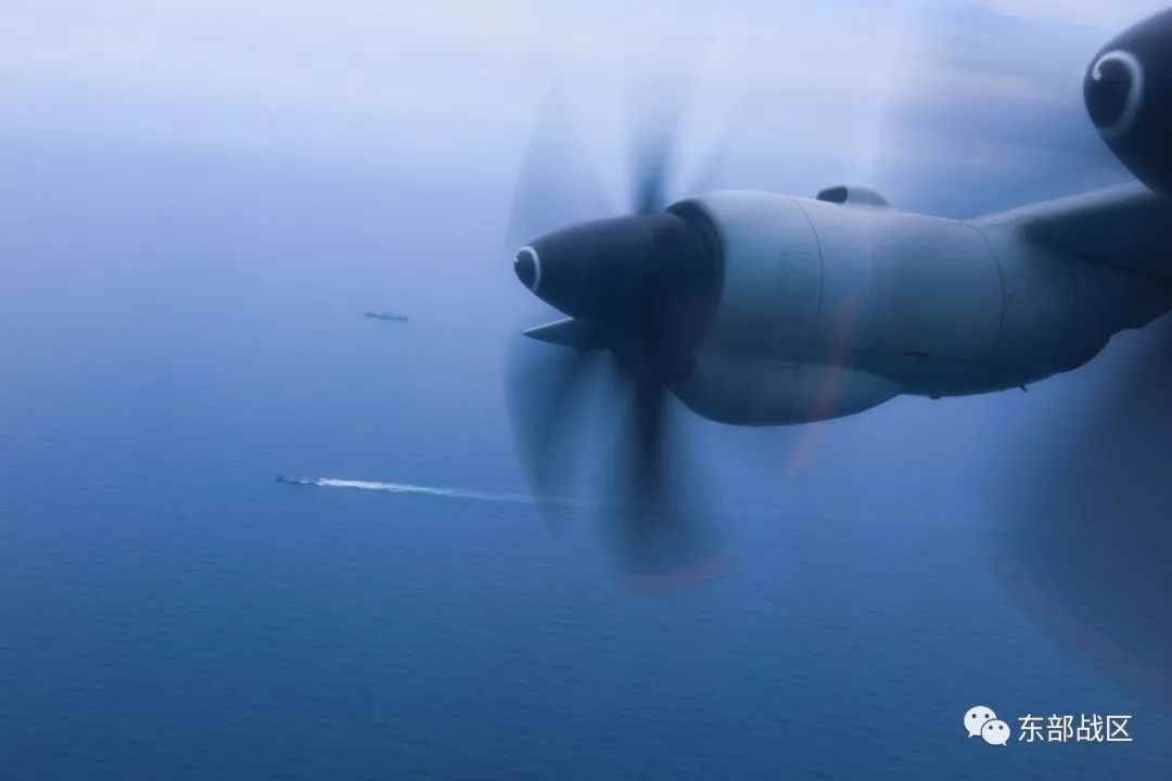 ���ں���һɫ�Ļ����г������С�